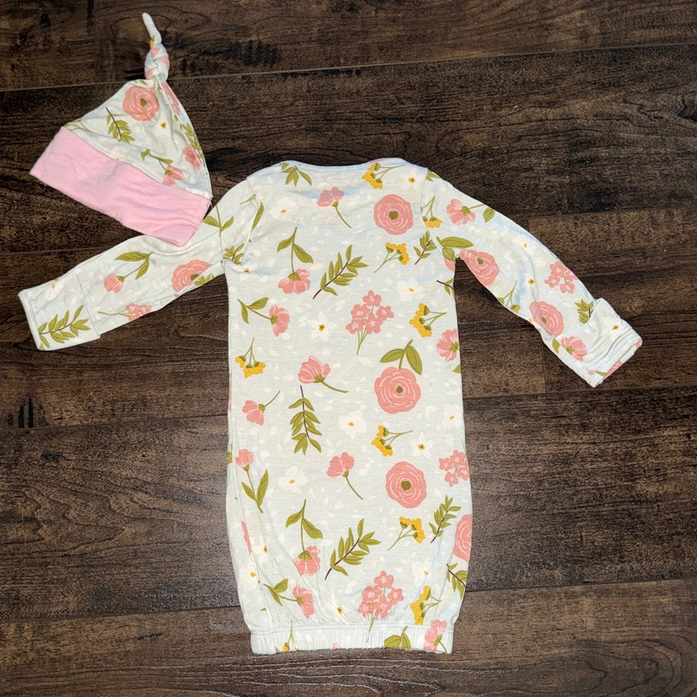 NWT Everly Grey Carnation Print Sleep Sack and Hat - Picture 3 of 5